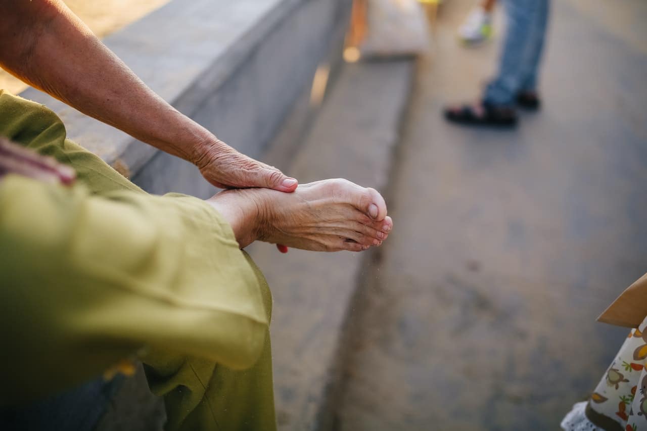 HOW TO TAKE CARE OF FEET AND TOENAILS IN THE ELDERLY